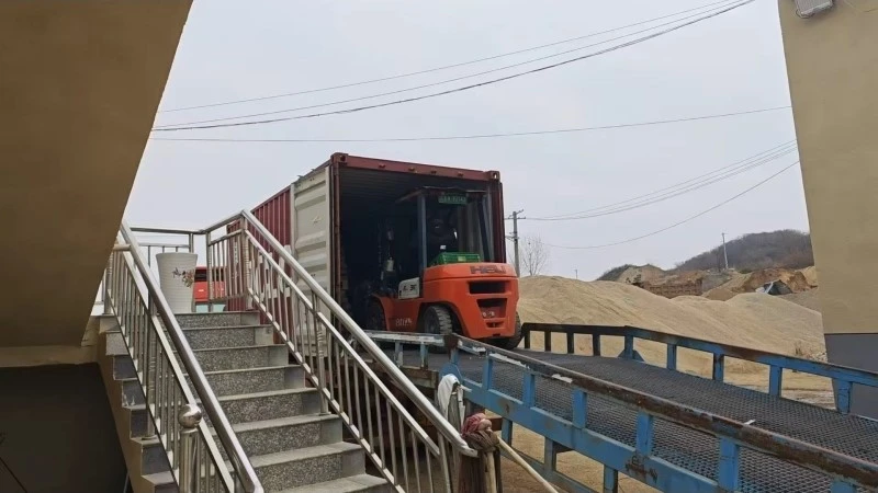 Pebble stones loading container for Malaysia shipment at Nanjing Liuhe Yiyuan Yuhuashi Factory Pebble stones loading container for Malaysia shipment at Nanjing Liuhe Yiyuan Yuhuashi Factory